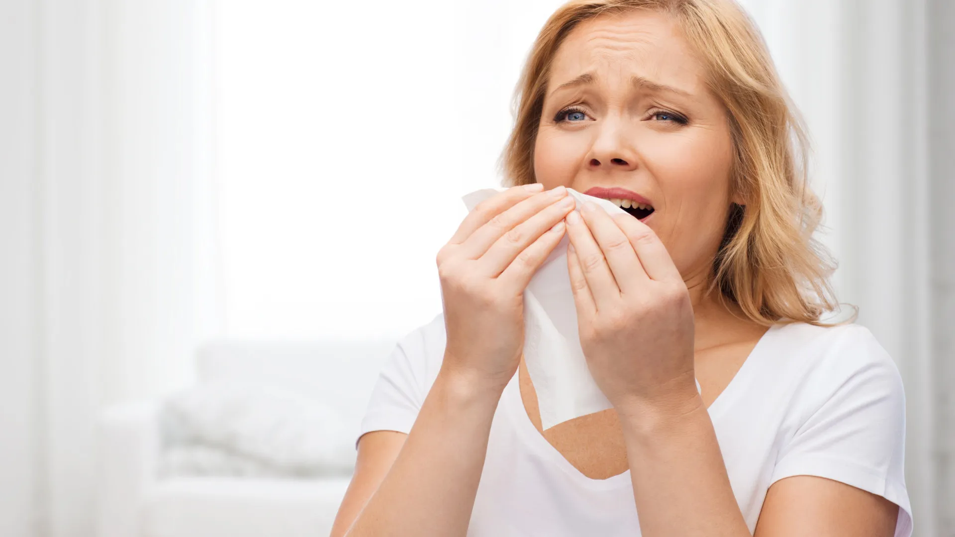 Sente vontade de espirrar quando olha para a luz? Entenda o motivo