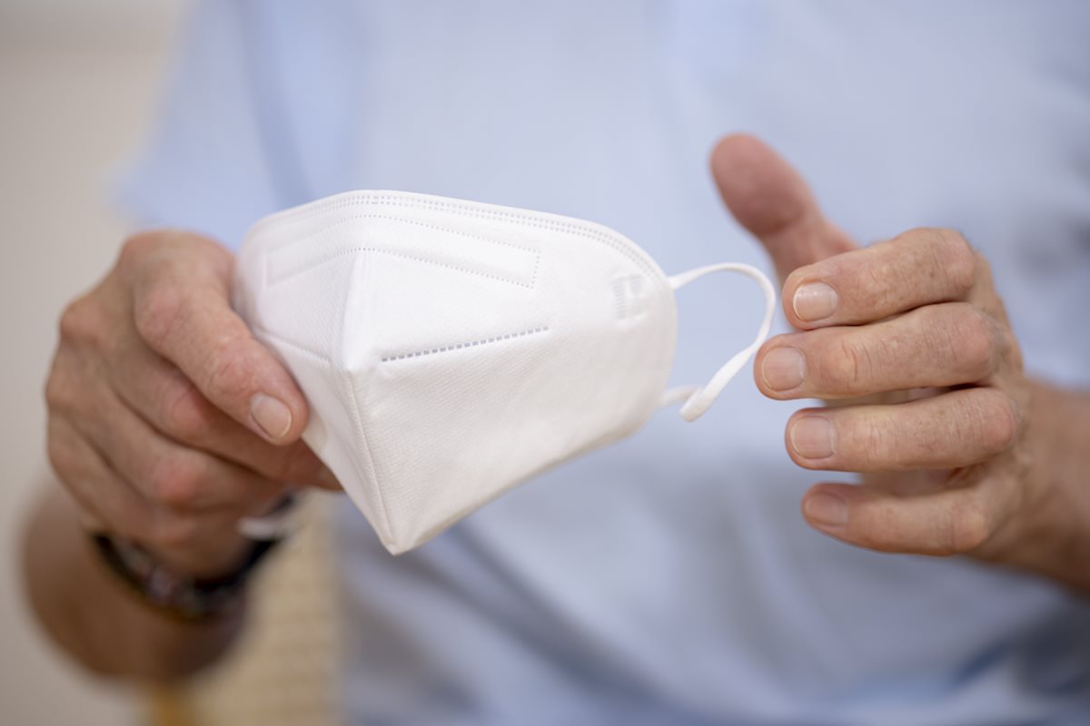 Gripe K: chefe de saúde do Reino Unido pede que população use máscara