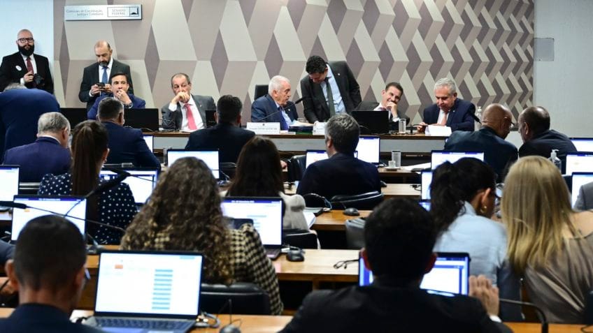 Senado avança com PEC que reduz jornada e extingue escala 6 X 1