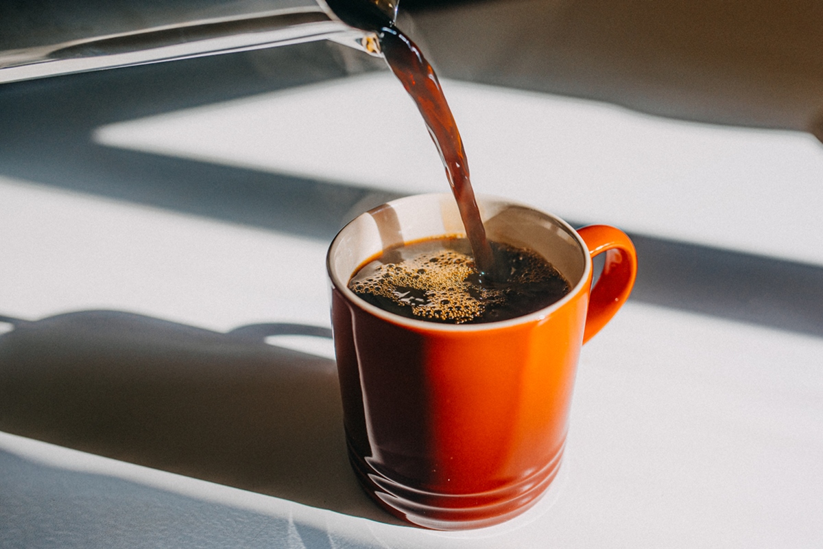 Tomar café pode inibir absorção de ferro e diminuir energia. Entenda