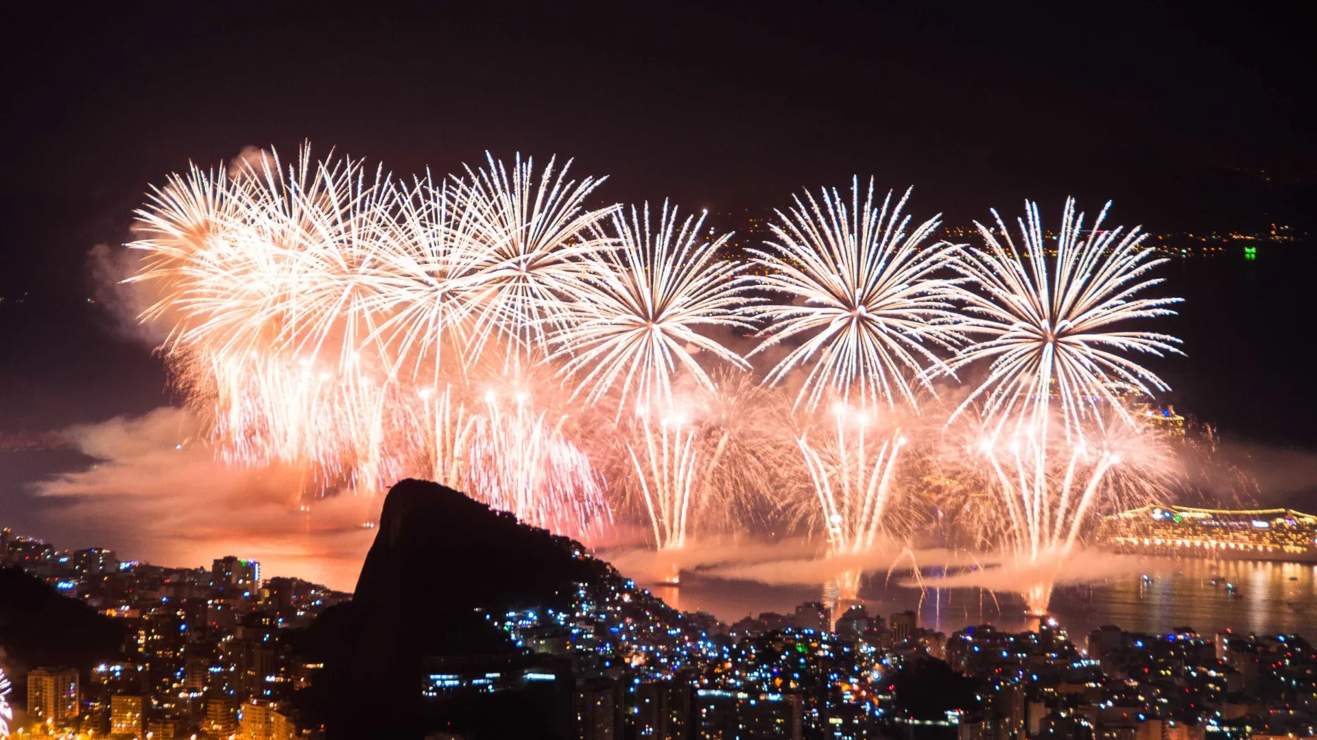 Fim de ano: fogos de artifício podem causar danos auditivos em crianças