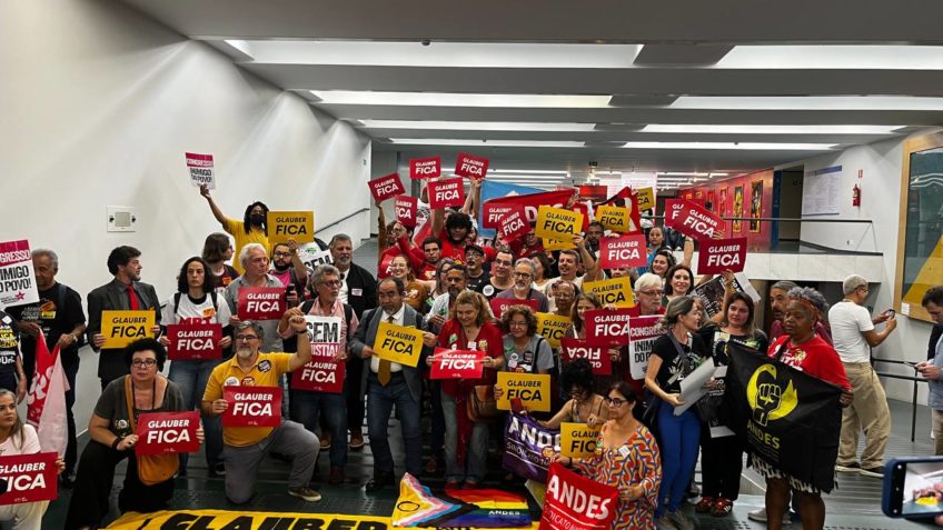 "Motta Sai, Glauber Fica": apoiadores do Psol protestam na Câmara