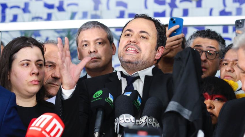 "Motta é um covarde", diz Glauber Braga sobre confusão na Câmara