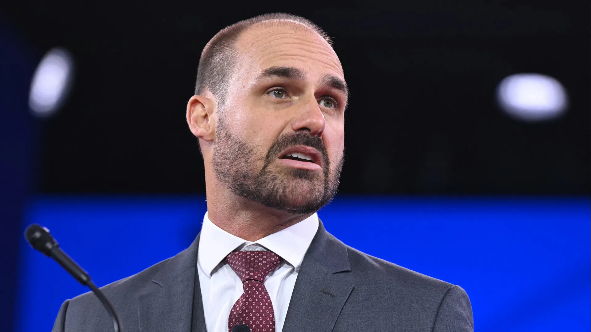 Motta notifica Eduardo Bolsonaro sobre processo de perda do mandato