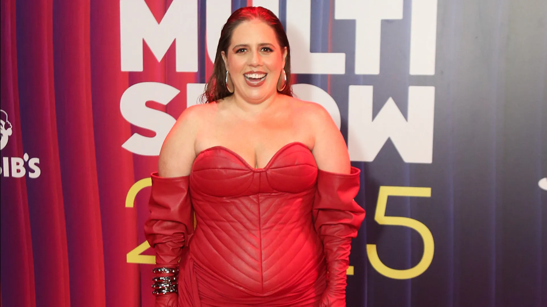 Tati Machado rebate críticas por figurino em premiação