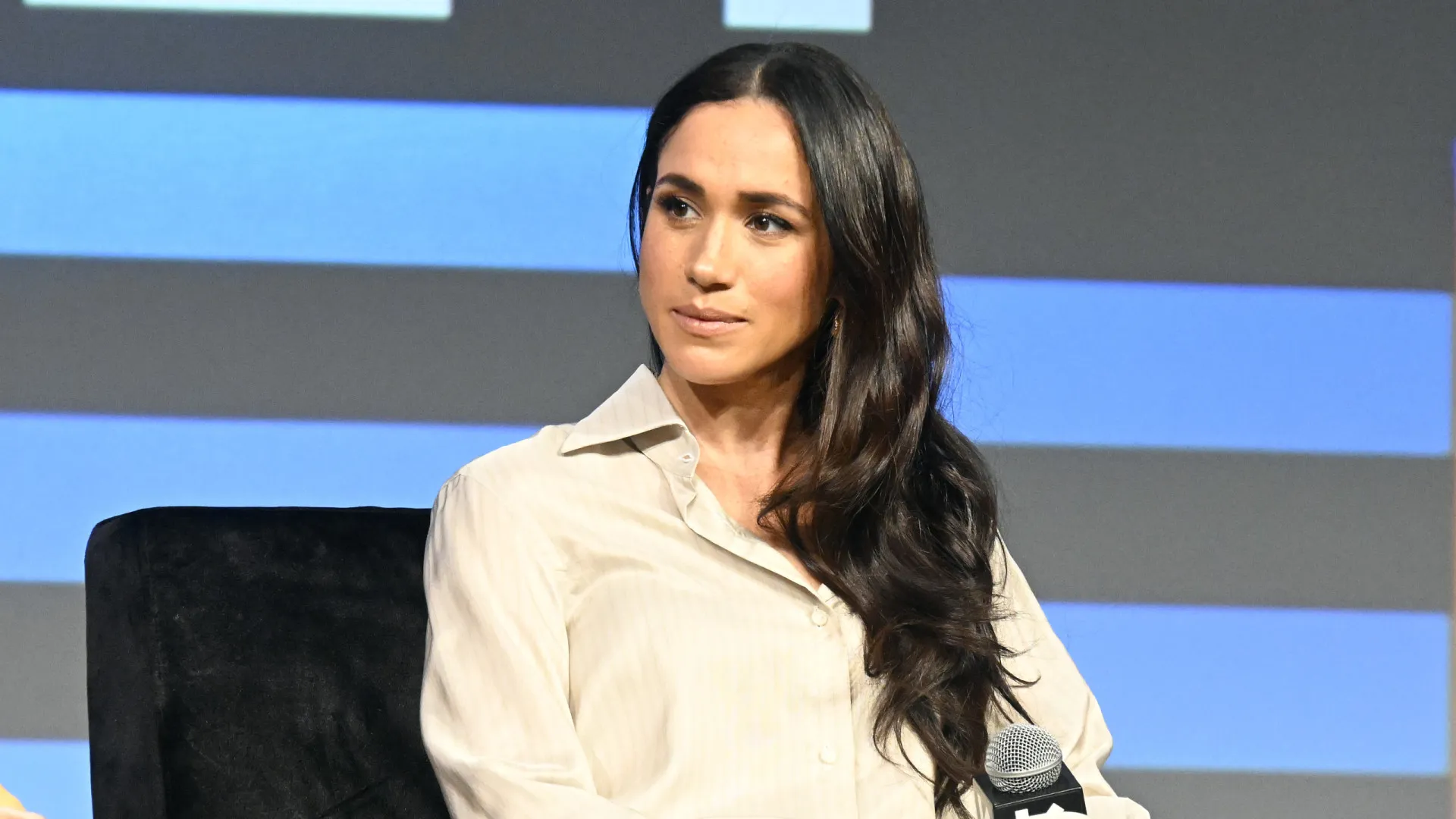 Meghan Markle acusa Daily Mail de violar "limites éticos claros" durante internação do pai