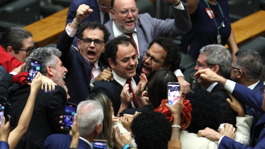 Direita racha, Glauber não é cassado e pega suspensão de 6 meses