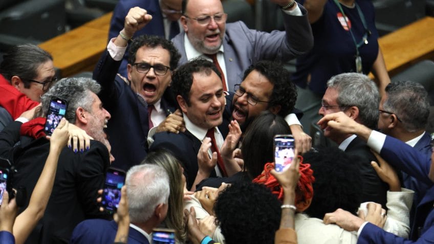 Direita racha, Glauber não é cassado e pega suspensão de 6 meses