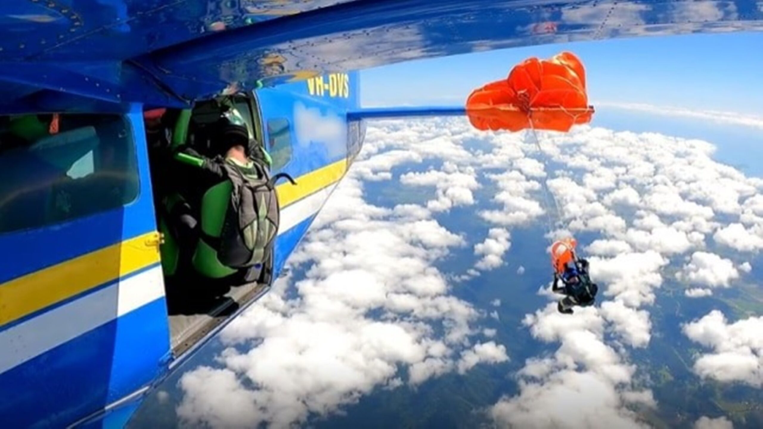 Paraquedista fica preso em asa de avião durante salto na Austrália