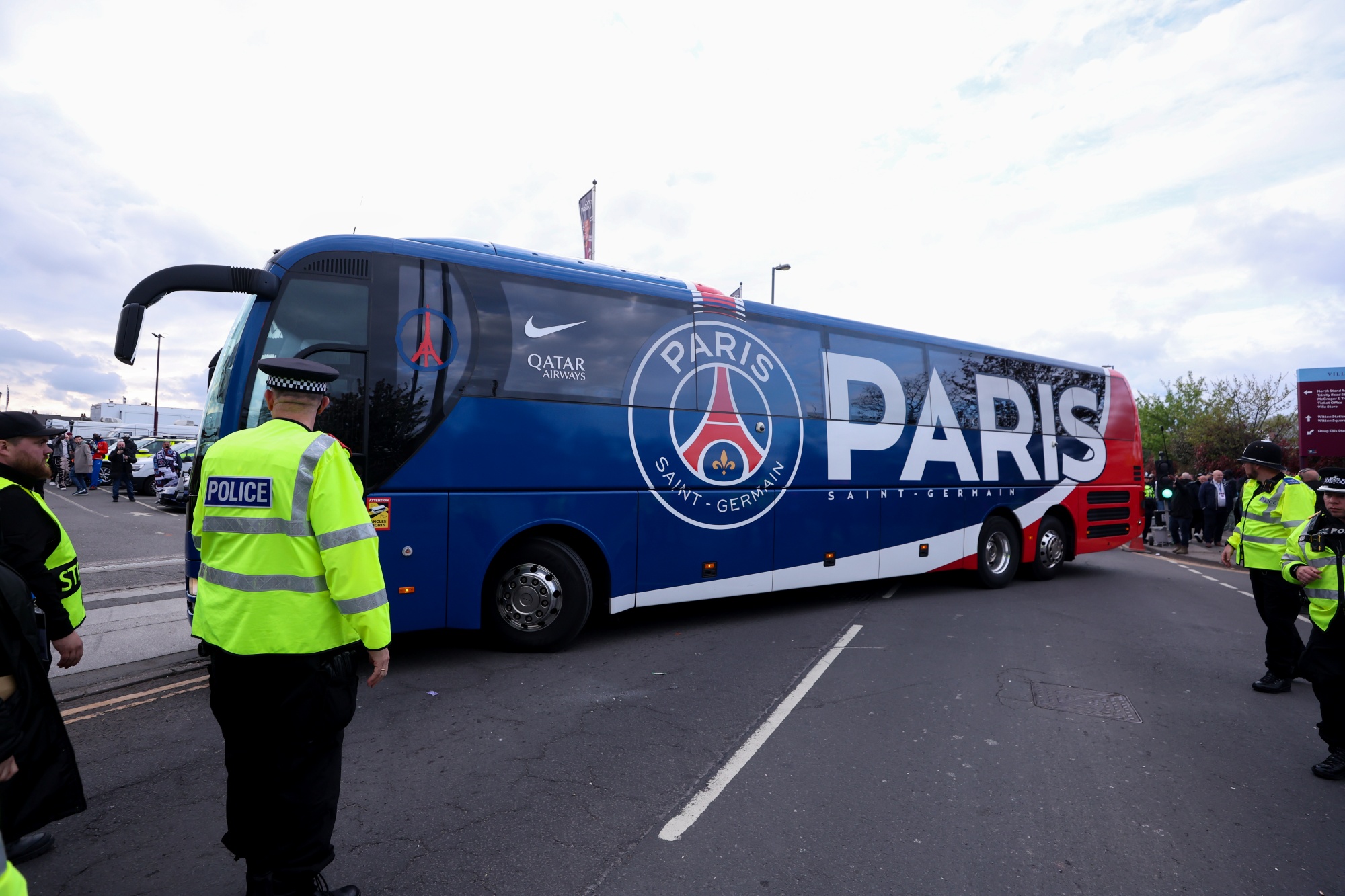 Ônibus do PSG é atacado após jogo da Champions League