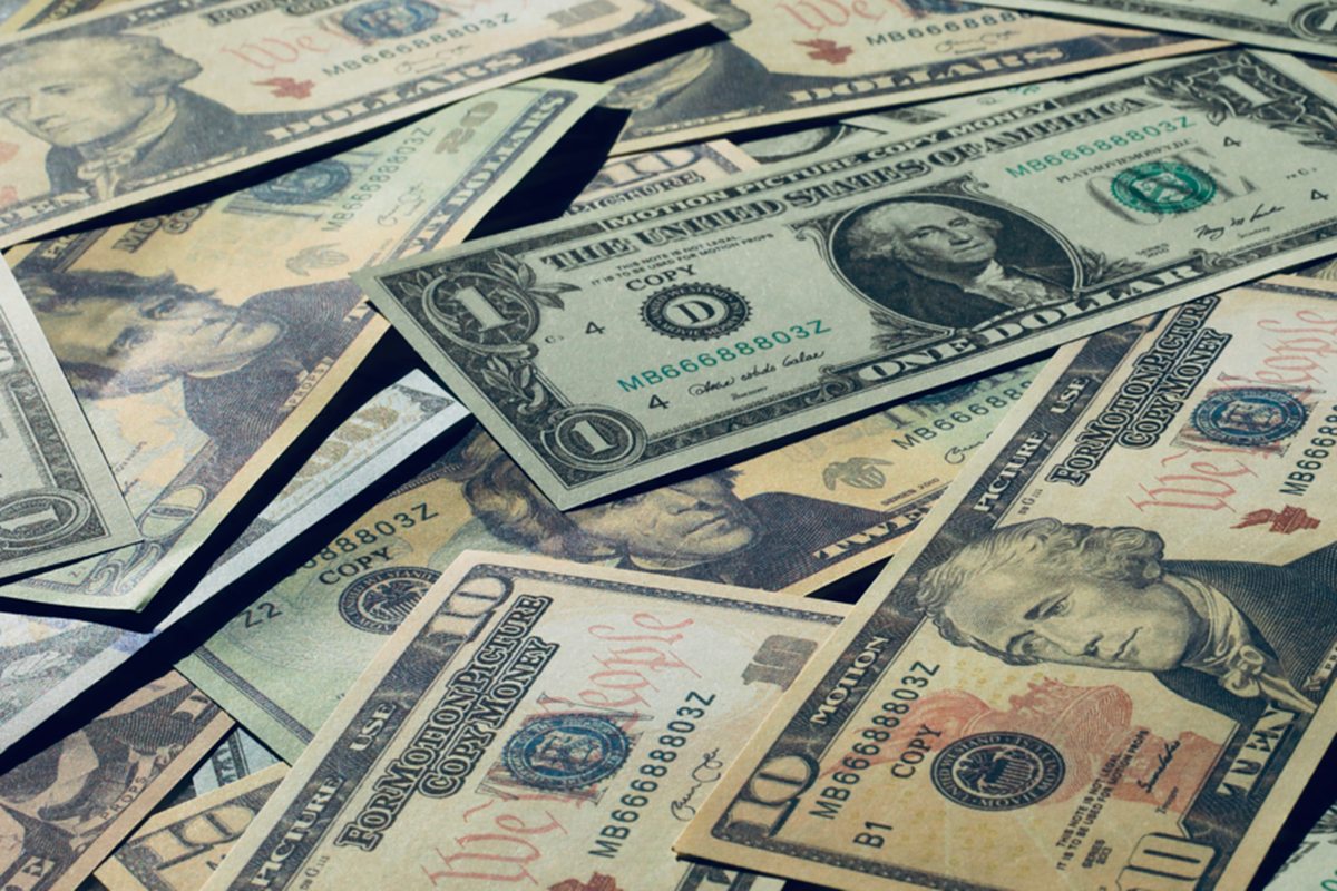 Dólar abre em queda após decisões esperadas de Copom e Fed sobre juros