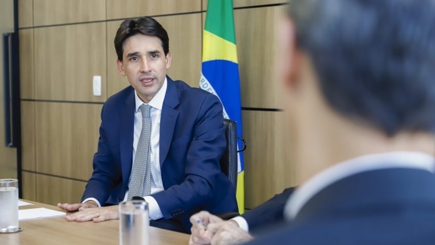 Governo quer elevar para 20% uso de aviões Embraer no Brasil