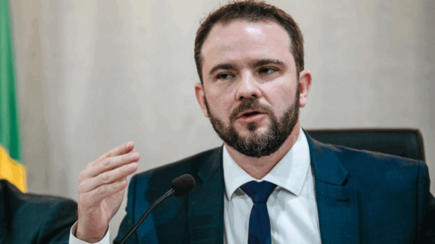 Corte de benefícios fiscais garantiria superavit em 2026, diz Durigan