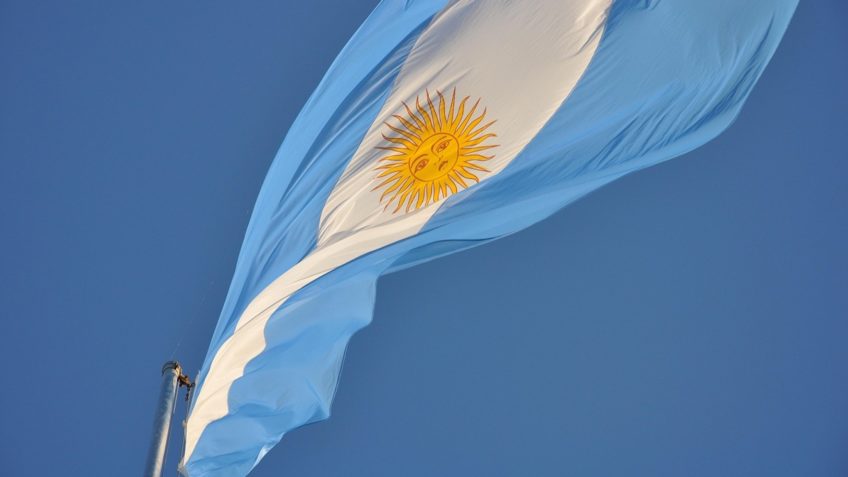 Inflação mensal da Argentina sobe para 2,5% em novembro