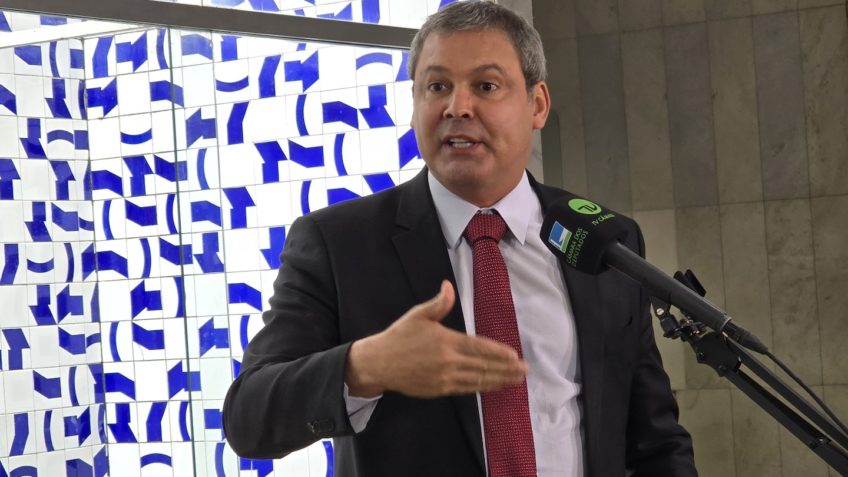 Motta comete crime de responsabilidade se ignorar STF, diz Lindbergh