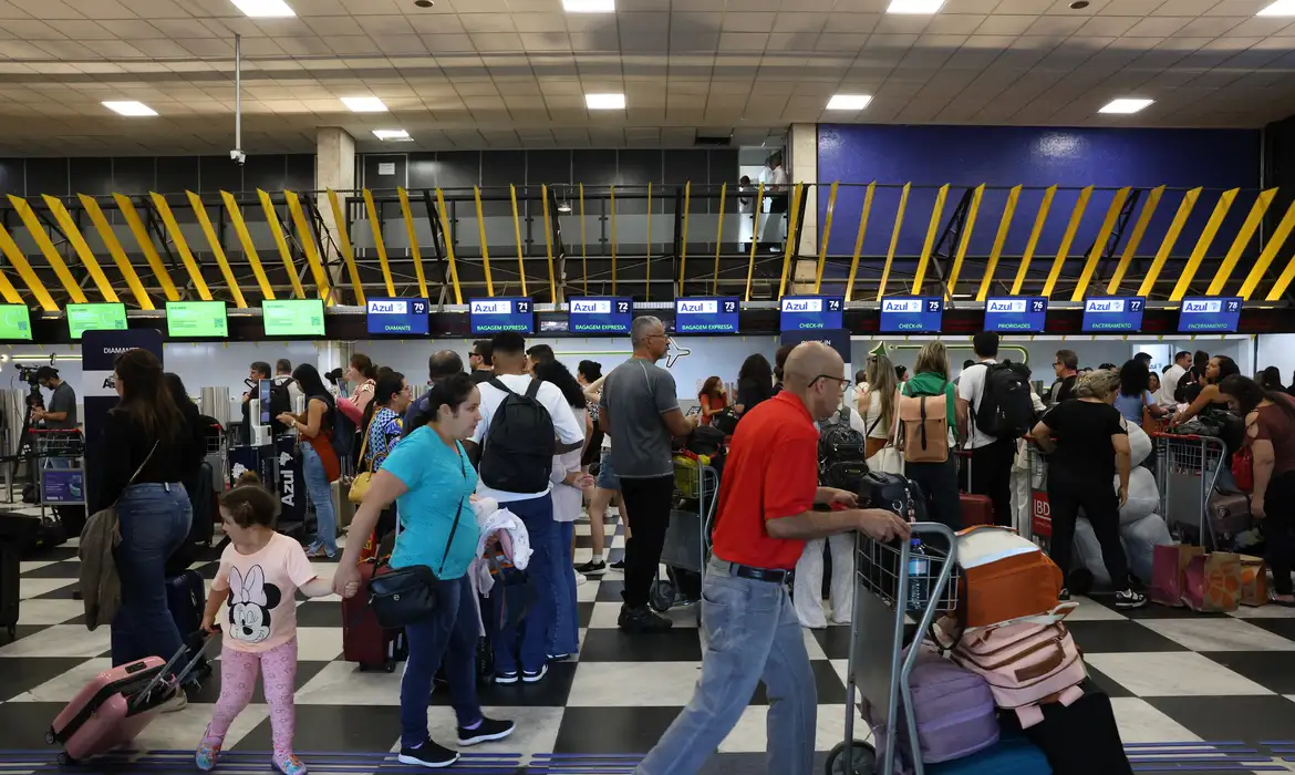 Passageiros de Congonhas relatam cansaço e falta de suporte de aéreas