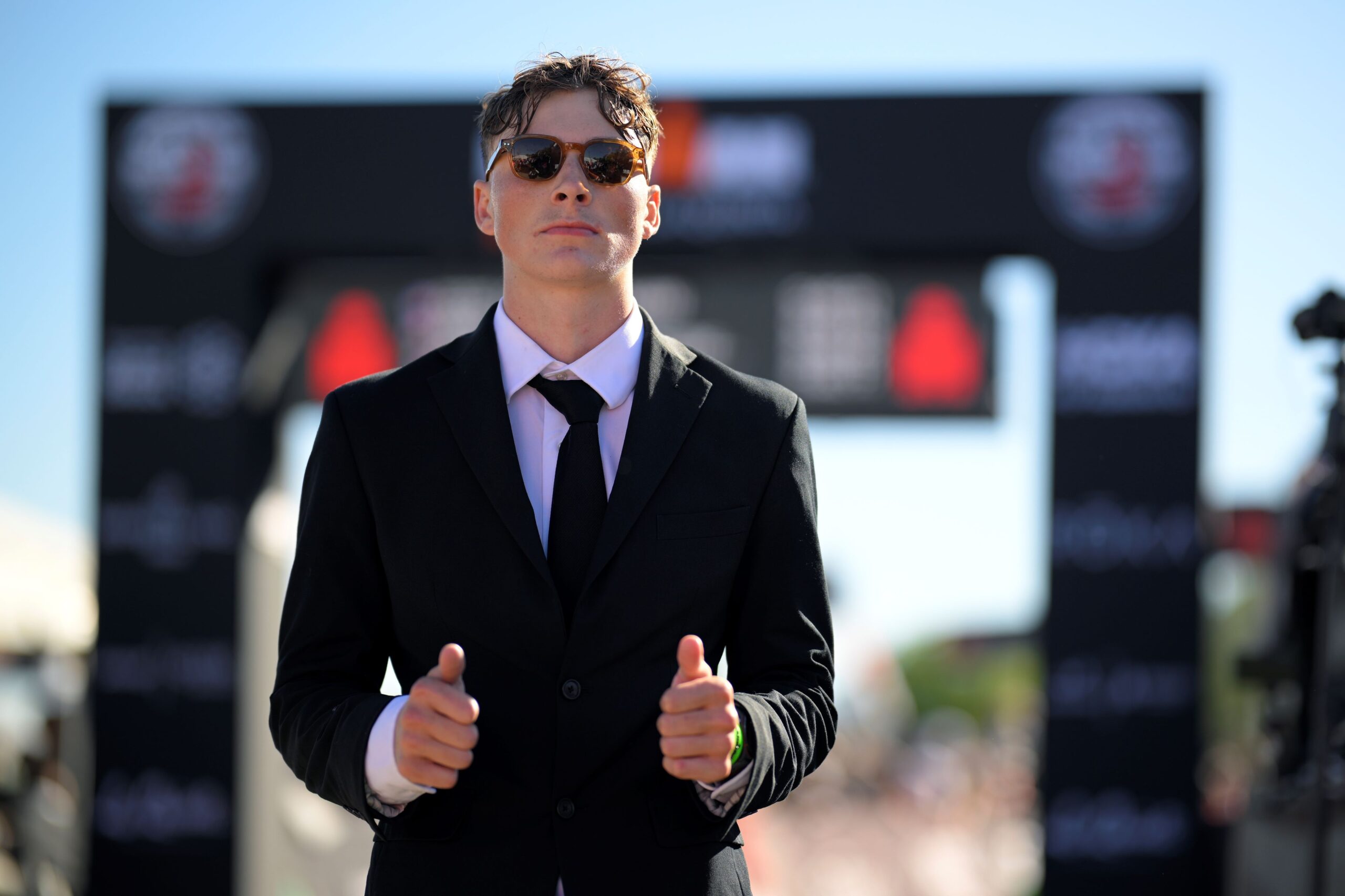 Jovem de 19 anos completa prova do Ironman vestindo terno; confira