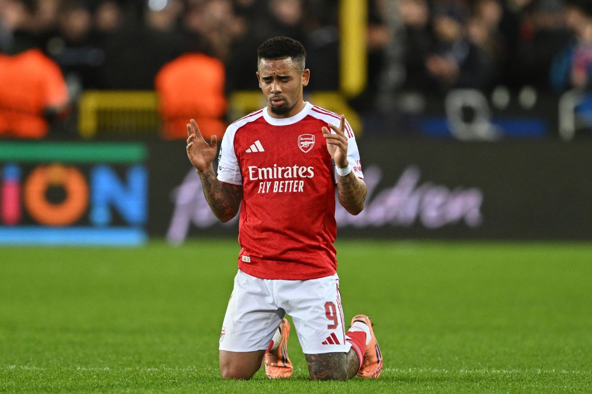 Gabriel Jesus celebra volta aos gramados após 11 meses com vitória