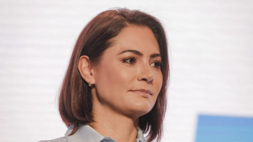 Michelle diz que Congresso está “de joelhos” após decisão de Moraes