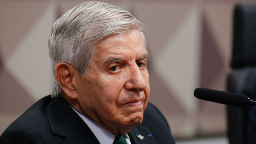 Augusto Heleno passa por perícia médica nesta 6ª em Brasília