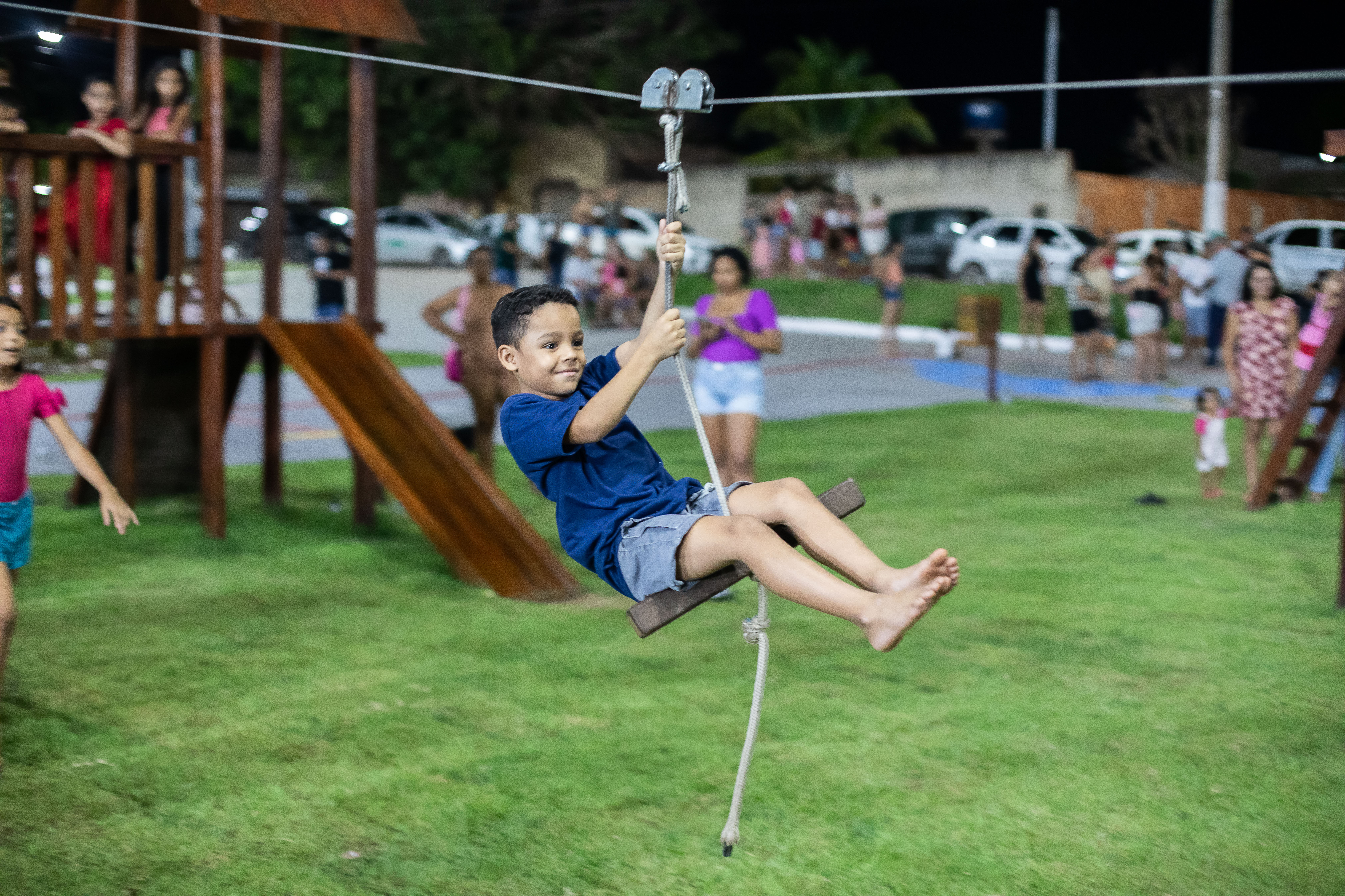 População comemora entrega da Praça Poliesportiva no Jardim Passaredo