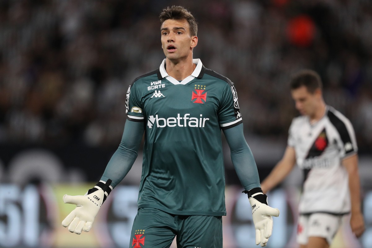 CBF divulga áudio do VAR em falta polêmica de Léo Jardim em Everaldo