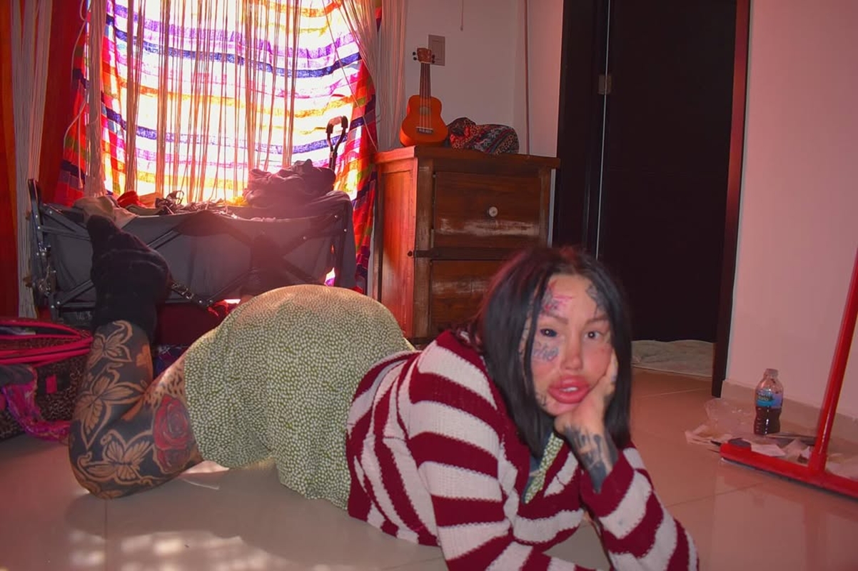 Influencer famosa por seios de 10 kg é encontrada morta aos 33 anos