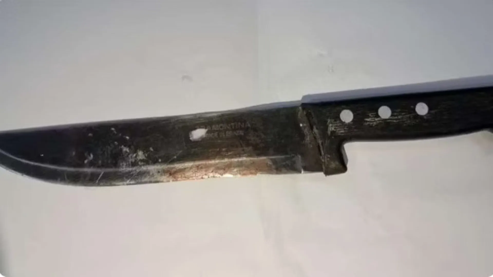 Pai ataca padre com facão após estranhar atitude do religioso com as filhas