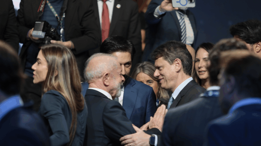 Em evento com Lula, Tarcísio diz que Brasil vive "polarização acirrada"