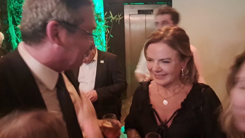 "Sucesso da democracia", diz Gleisi sobre fim de sanções a Moraes