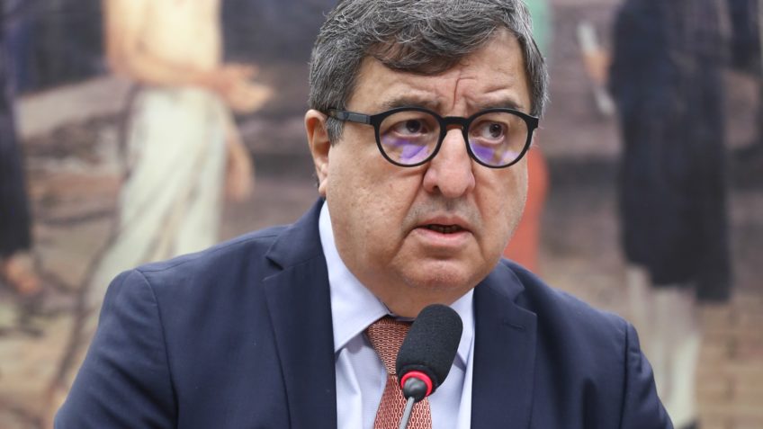 CCJ aprova piso nacional para administrativos da educação básica