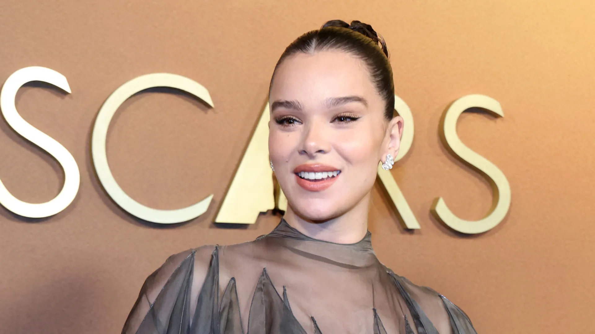 Hailee Steinfeld, atriz mais bem paga do ano, anuncia primeira gravidez