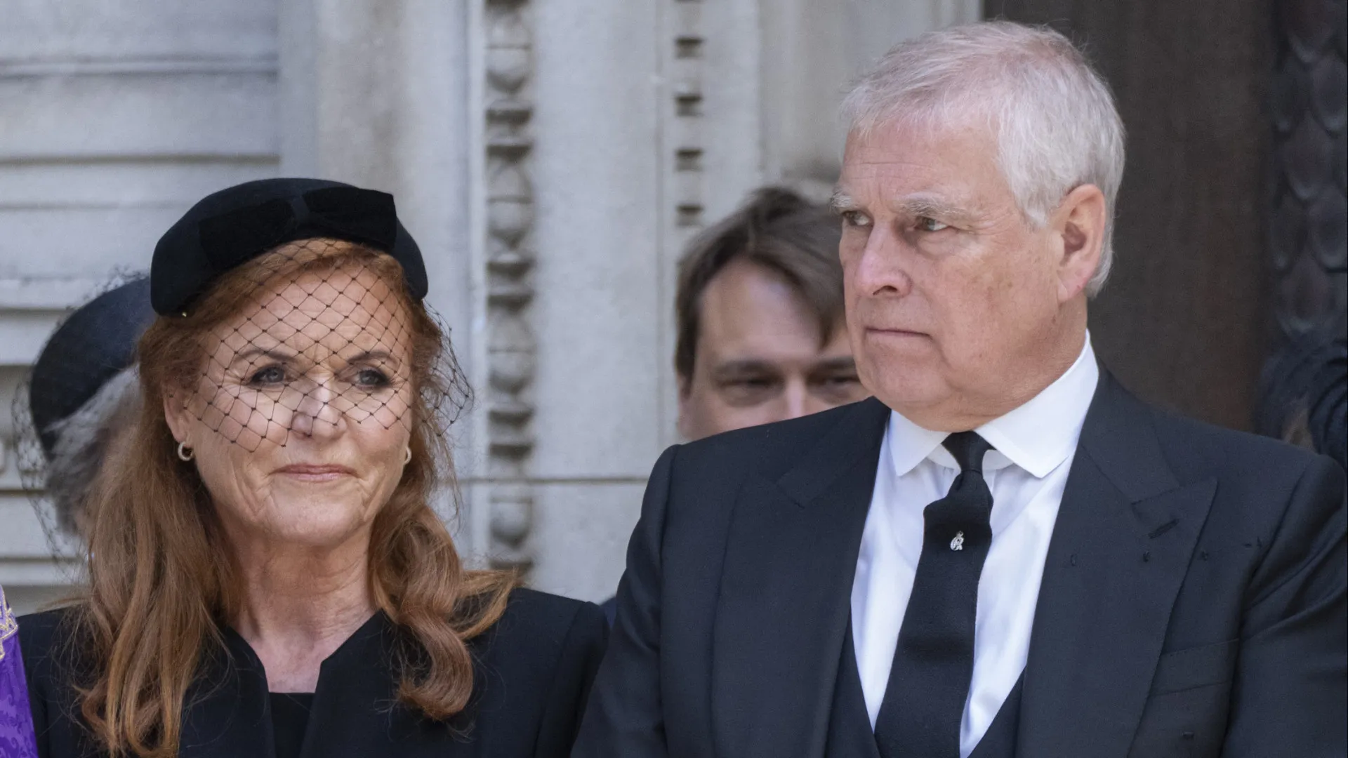 Ex-príncipe Andrew e Sarah Ferguson reaparecem após escândalo sexual