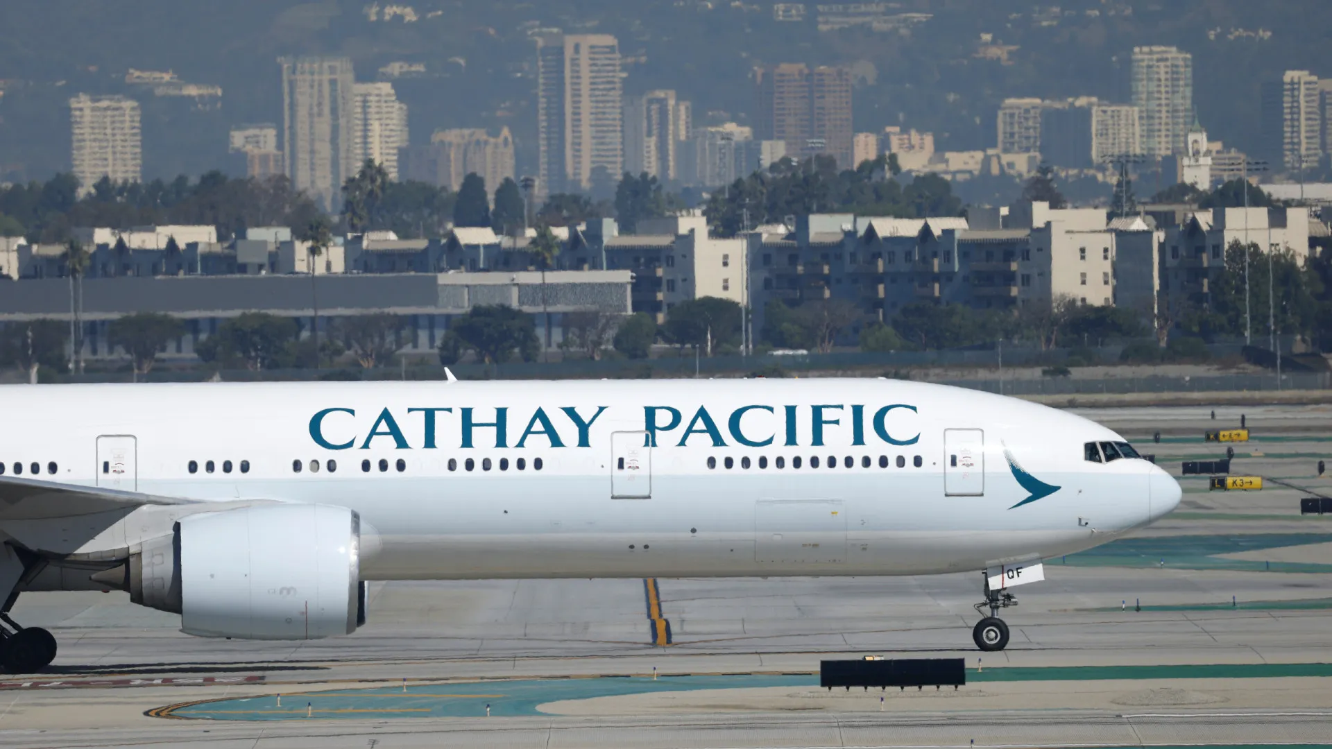 Jovem de 20 anos é detido após tentar abrir porta de avião durante voo