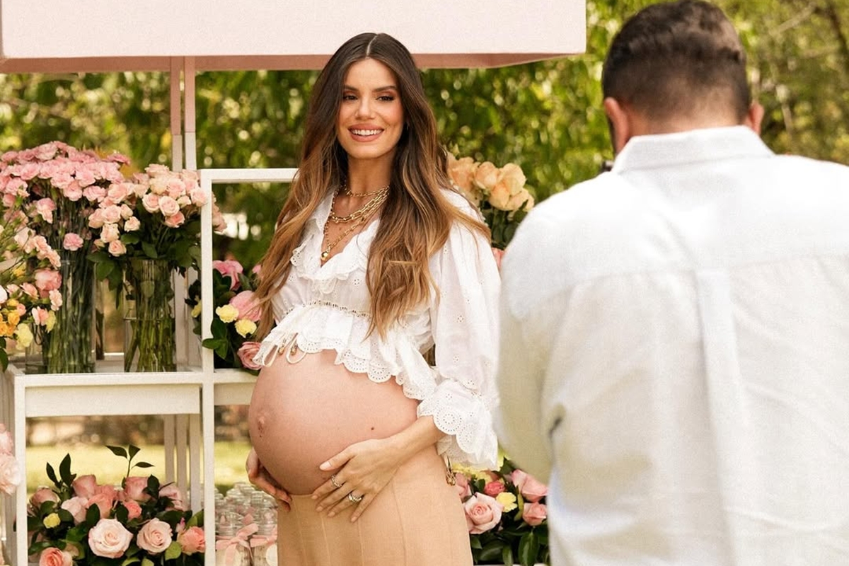 Camila Queiroz e Klebber Toledo publicam primeiras imagens da filha