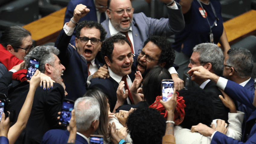 Centrão ajuda esquerda a evitar cassação de Glauber