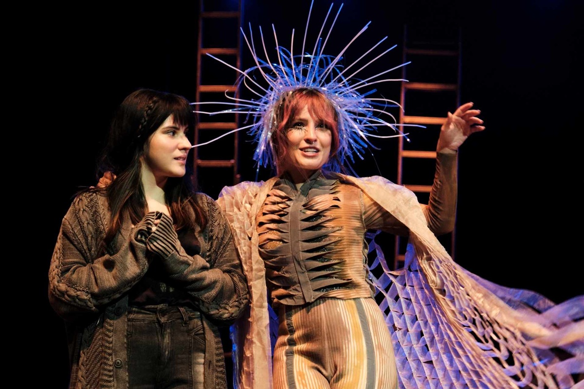 A inusitada relação de Larissa Manoela, o marido e atriz em novo filme