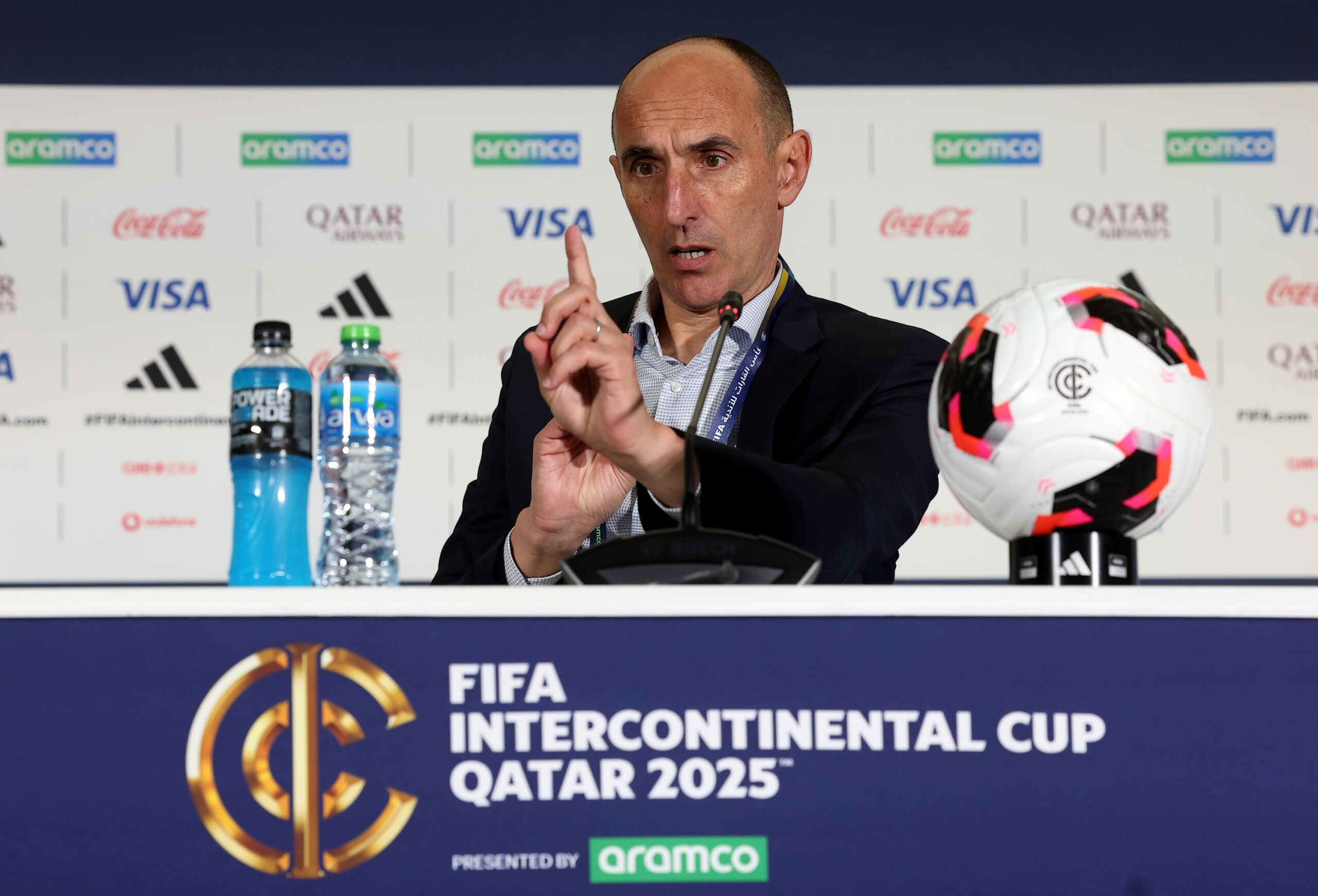 Técnico do Pyramids “ataca” jornalistas após derrota para o Flamengo