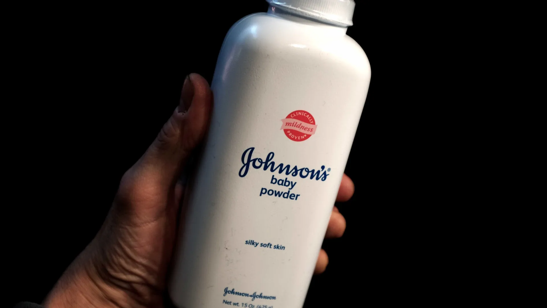 Johnson & Johnson deve pagar US$ 40 mi a pacientes com câncer após uso de talco, decide júri