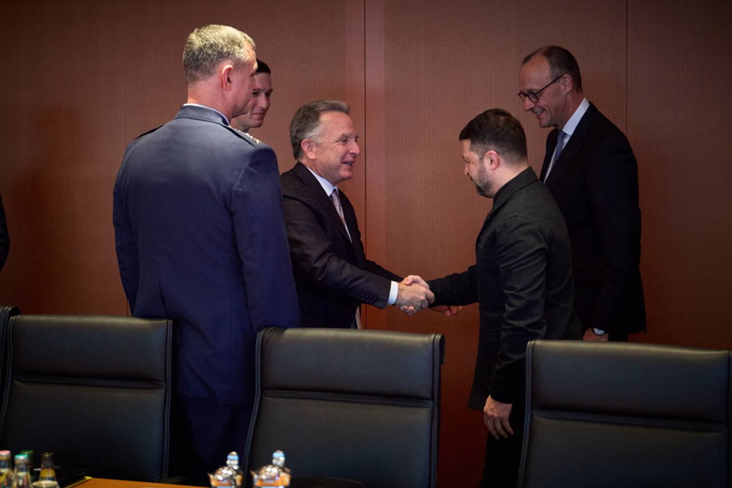 Zelensky se reúne com enviados de Trump e discute cessar-fogo