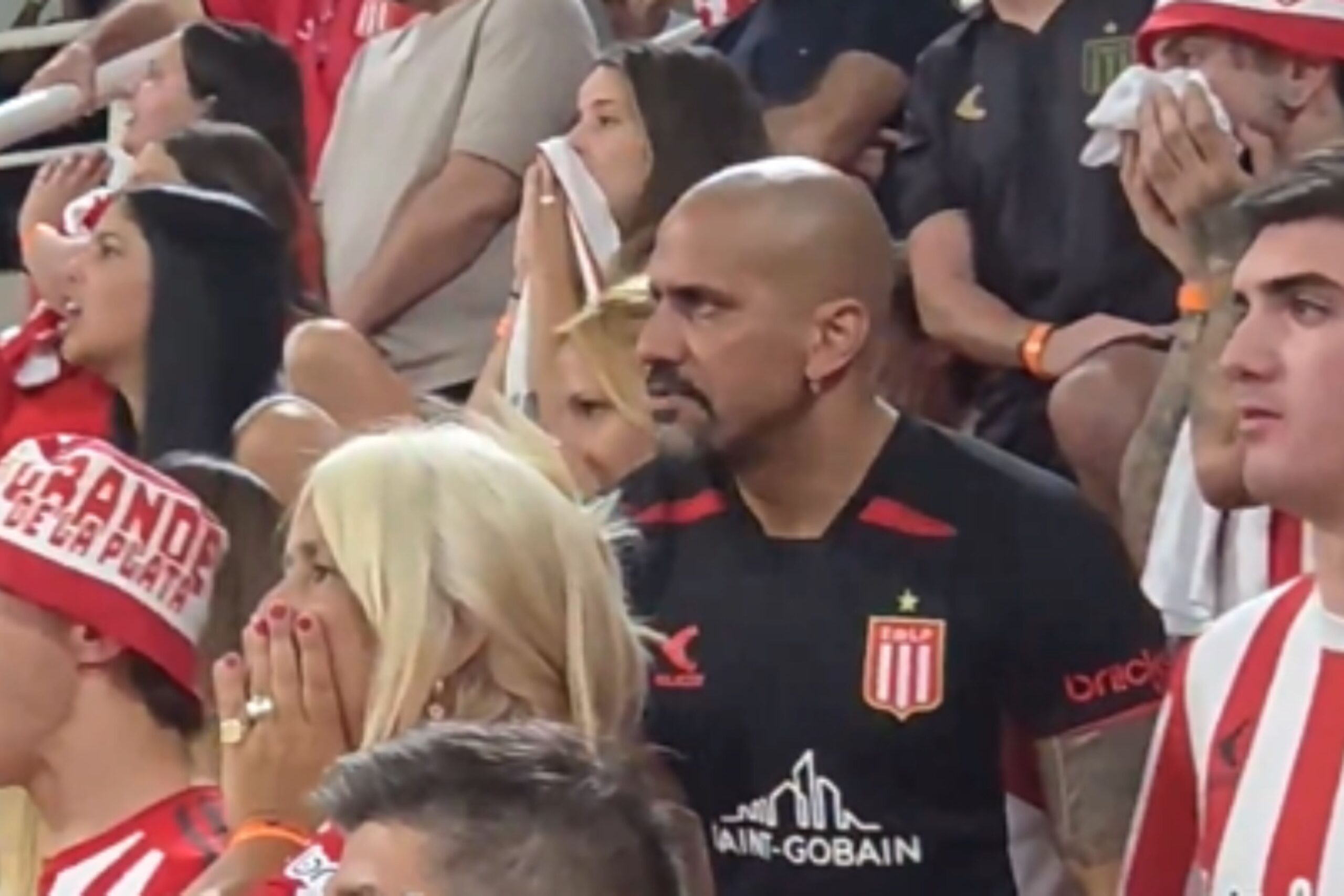 Suspenso, presidente do Estudiantes assistiu título na arquibancada