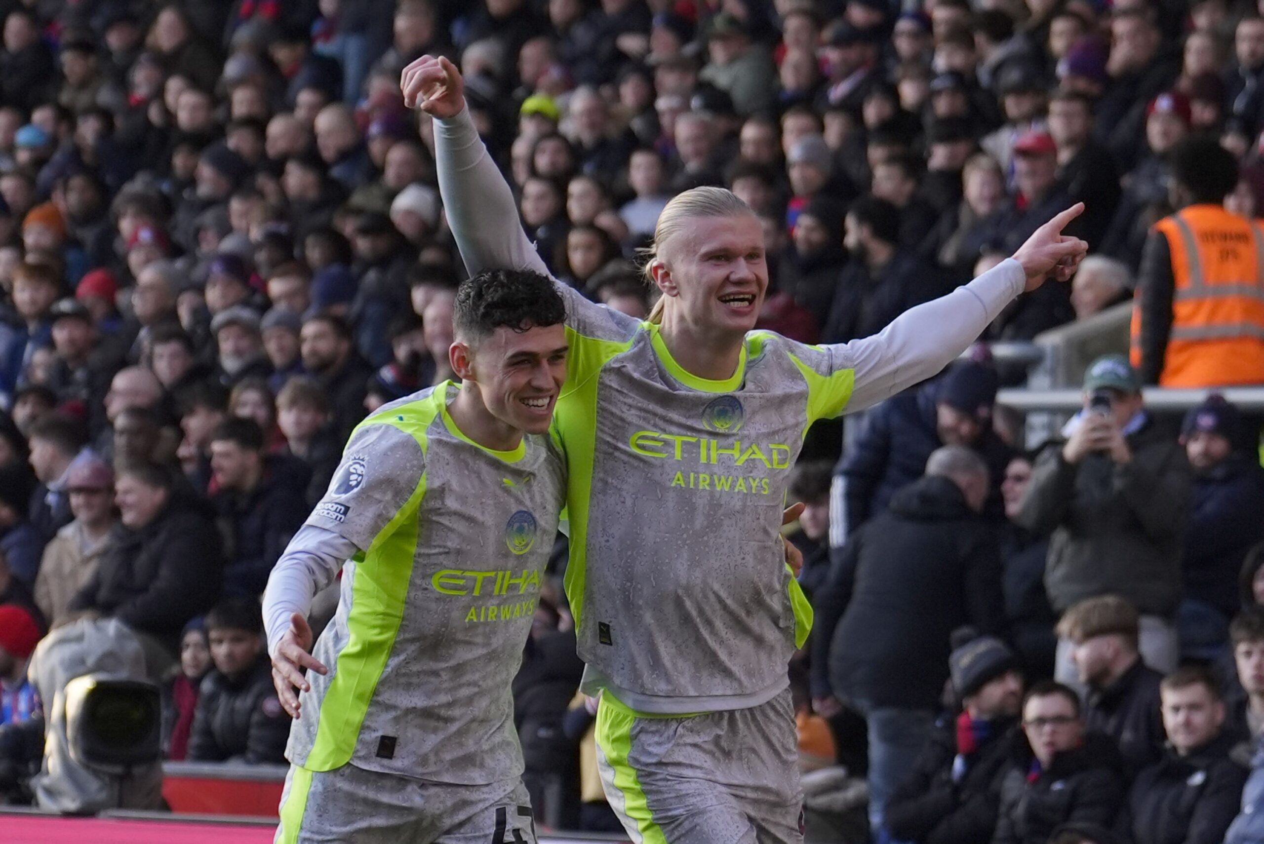 Manchester City golea Crystal Palace e segue na briga pela liderança