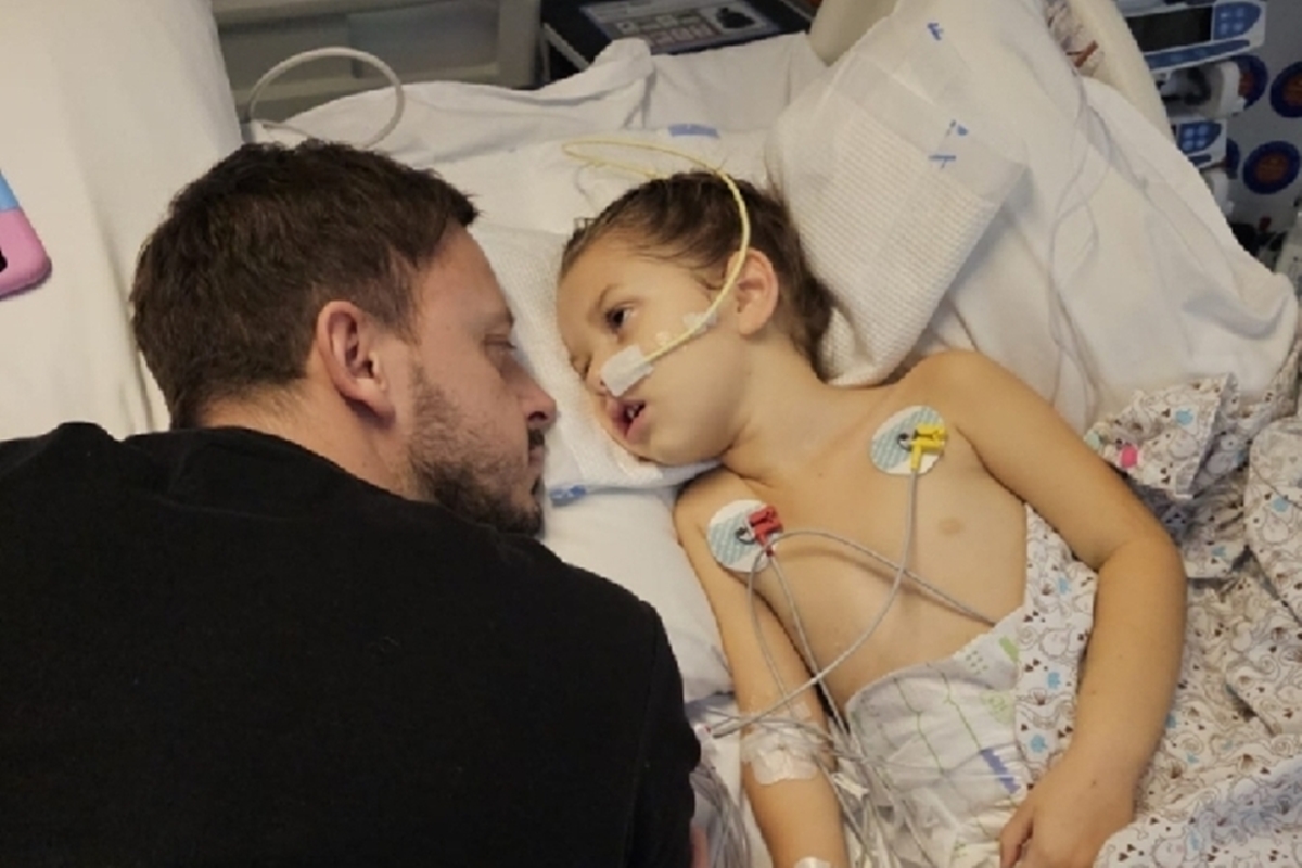 Pai não vacina filhas e se arrepende após a caçula entrar em coma