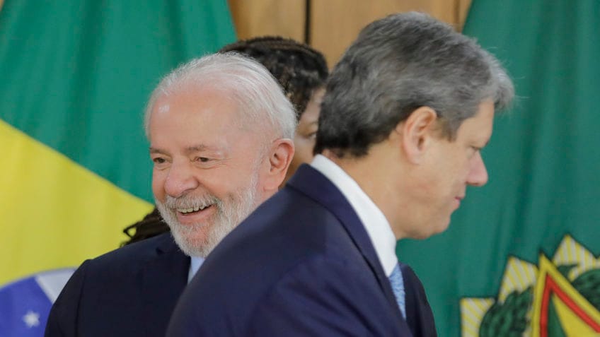 Lula dá os parabéns a Kast; direita comemora vitória no Chile