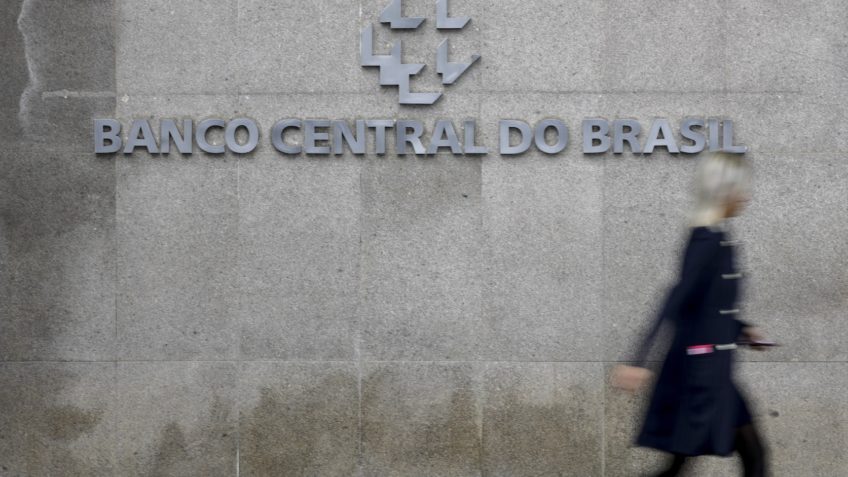 Atividade econômica cai 0,2% em outubro, diz Banco Central