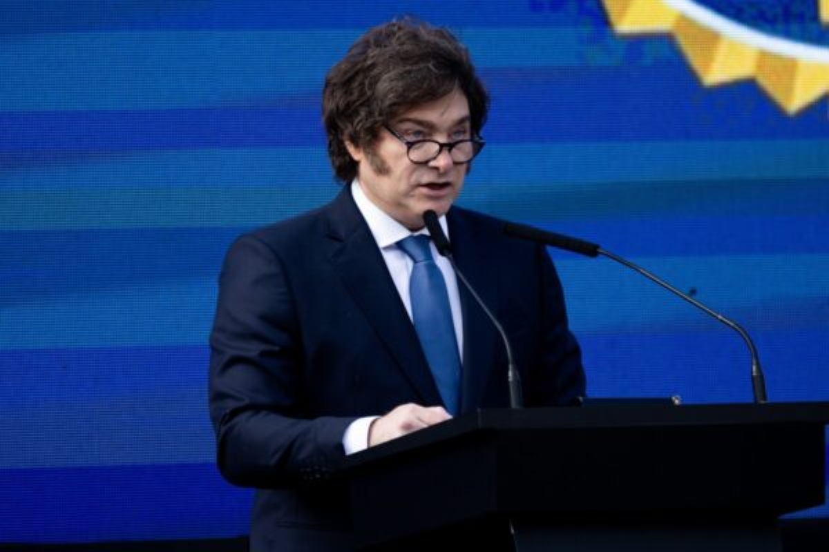 Milei posta imagem que mostra Brasil como favela e Argentina futurista