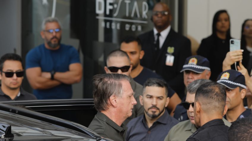 Defesa volta a pedir cirurgia urgente e prisão domiciliar a Bolsonaro