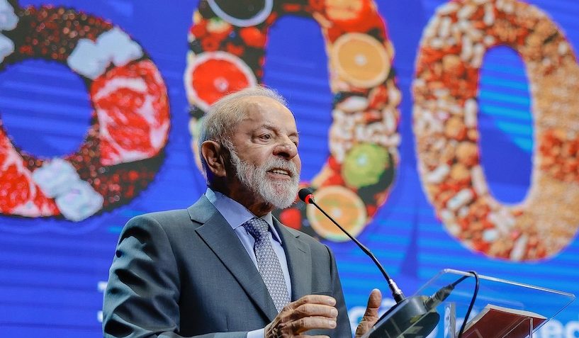 Lula critica aéreas brasileiras por não priorizarem aviões da Embraer