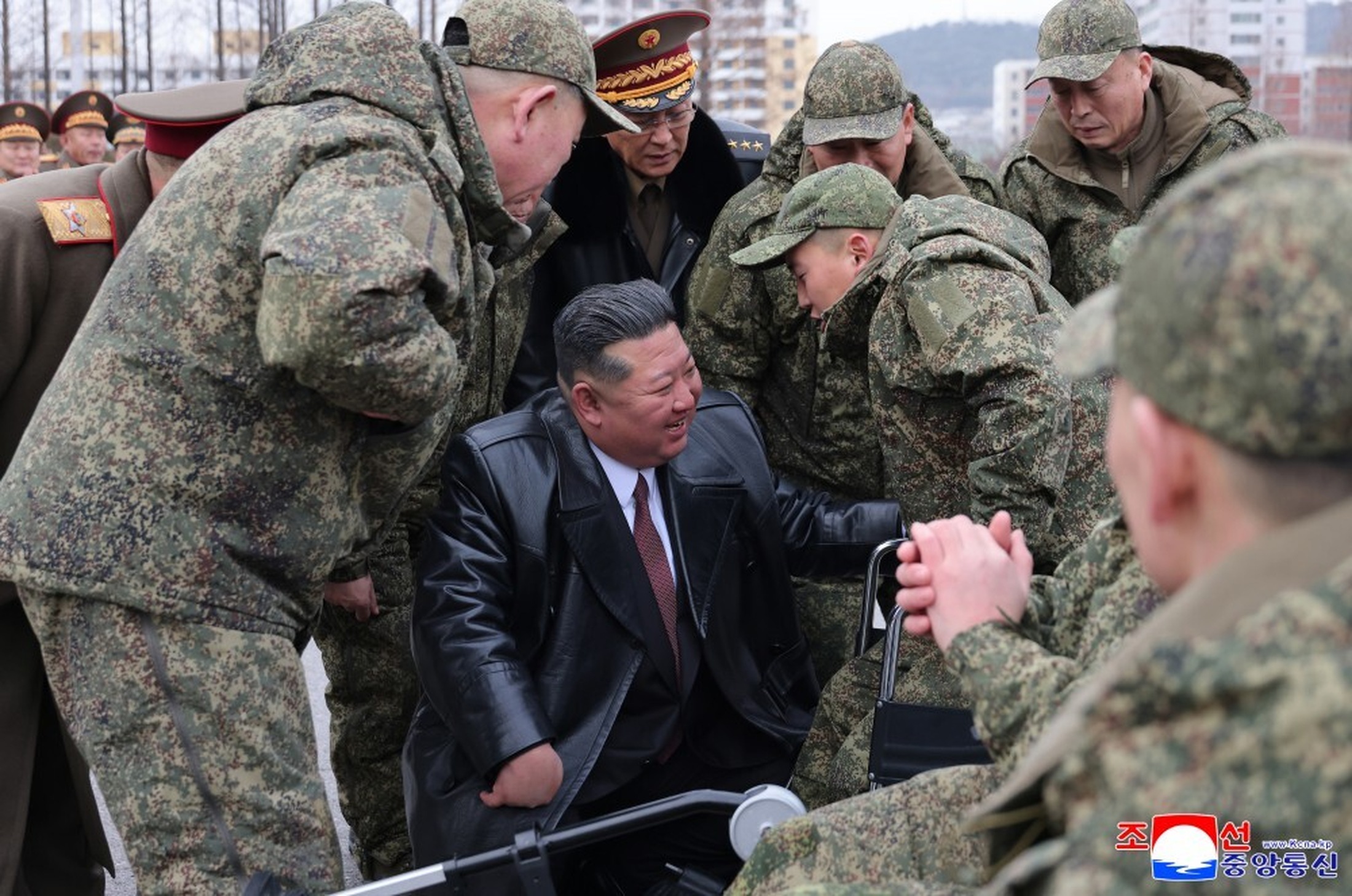 Militares da Coreia do Norte retornam da Rússia e Kim admite mortes