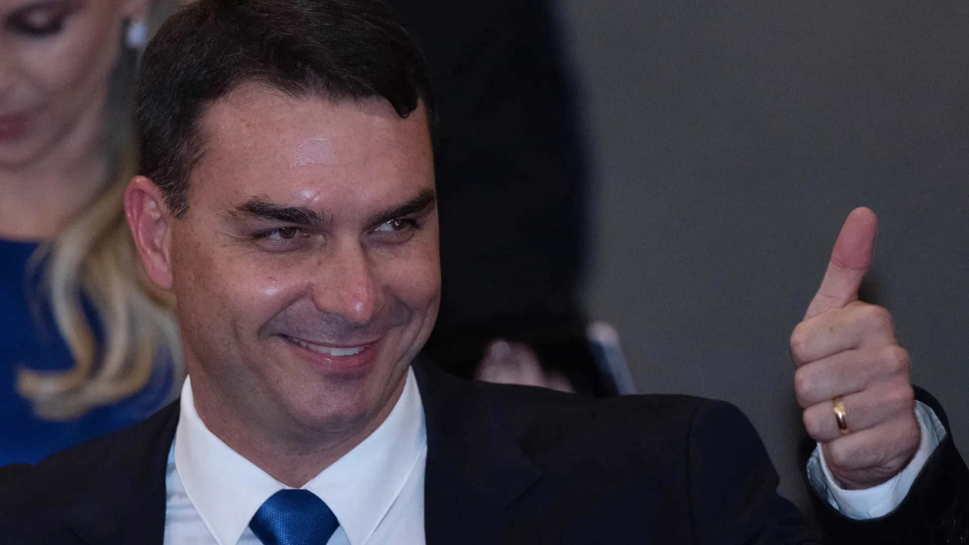 Flávio explica por que foi o escolhido de Bolsonaro no lugar de Michelle